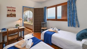 A room with two beds, a desk, a chair, and a window with curtains. - Casa Timeris 8 pax - Calpe, Costa Blanca (Calpe)