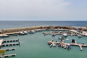 A marina with boats docked, a pier, and a beach in the background. - Casa Timeris 8 pax - Calpe, Costa Blanca (Calpe)