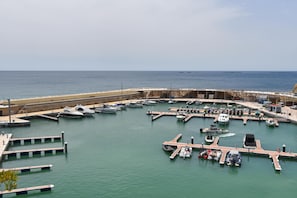 A marina with boats docked, a pier, and a beach in the background. - Casa Timeris 6 pax - Calpe, Costa Blanca (Calpe)
