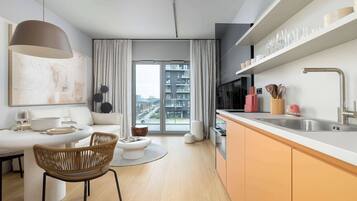 Fridge, oven, stovetop, dishwasher