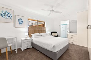 Desk, iron/ironing board, WiFi, bed sheets - Oceanview 3-Bedroom Apartment in Kiama (Kiama)