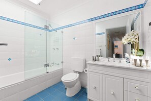 Shower, hair dryer, towels, shampoo - Oceanview 3-Bedroom Apartment in Kiama (Kiama)