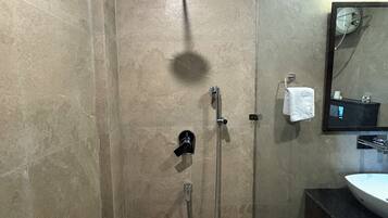 Casa de campo família | Banheiro | Chuveiro, toalhas de banho, sabonete, shampoo