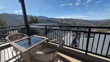 Family Cottage | Outdoor dining