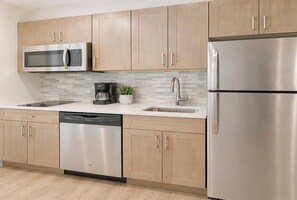Classic Room | Private kitchen - Clarendon Suites (Toronto)