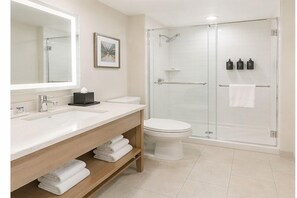 Classic Room | Bathroom - Clarendon Suites (Toronto)