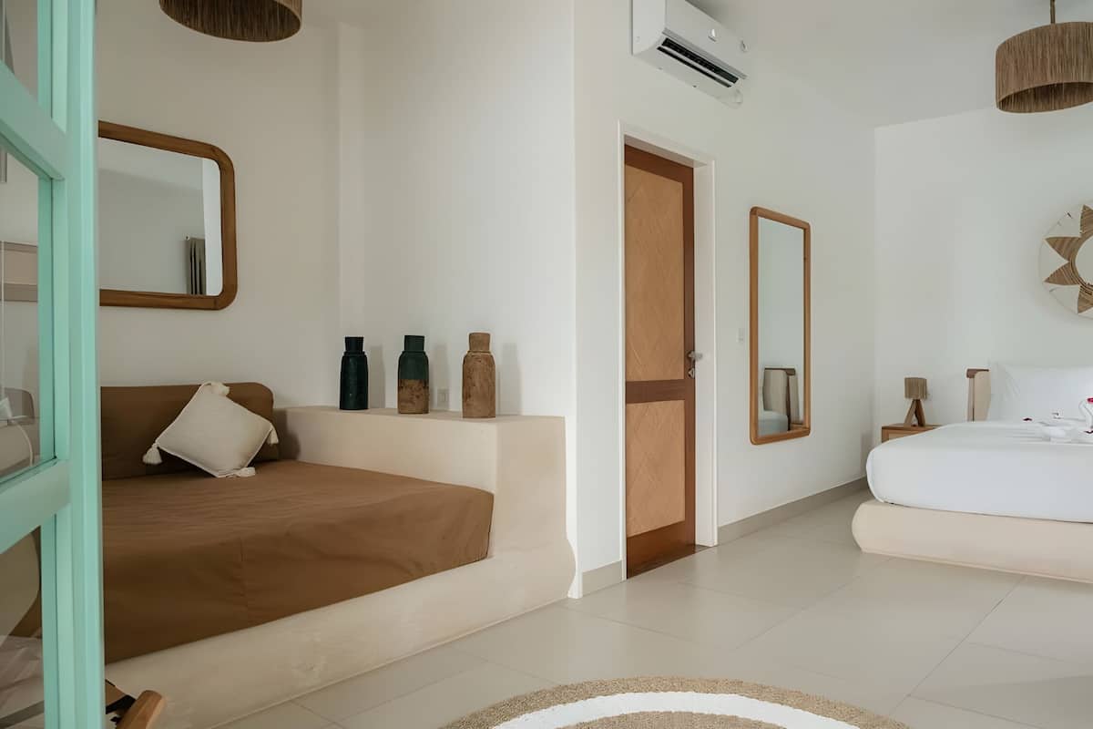 Deluxe Double Room | Minibar, in-room safe, soundproofing, iron/ironing board