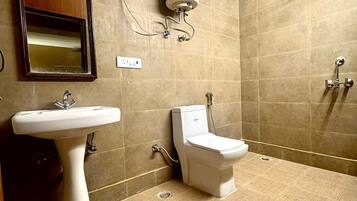 Quarto luxo | Banheiro | Chuveiro, toalhas de banho, sabonete, shampoo