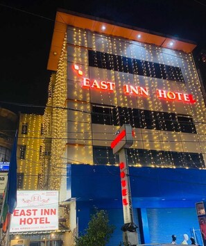 Hotel East Inn udefra med oplyst skilt og lyskæder.