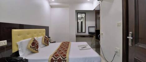 Standard Double Room | Free WiFi, bed sheets