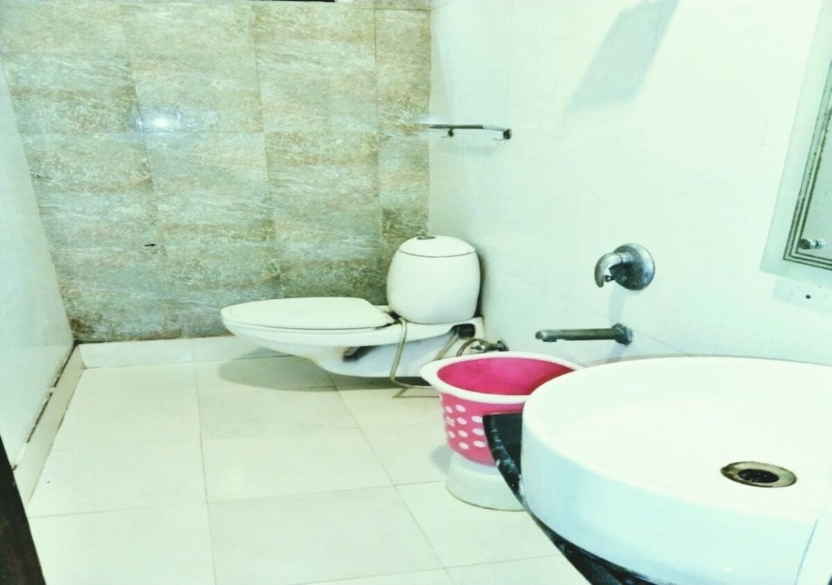 Standard Double Room | Bathroom | Shower, towels, soap, shampoo