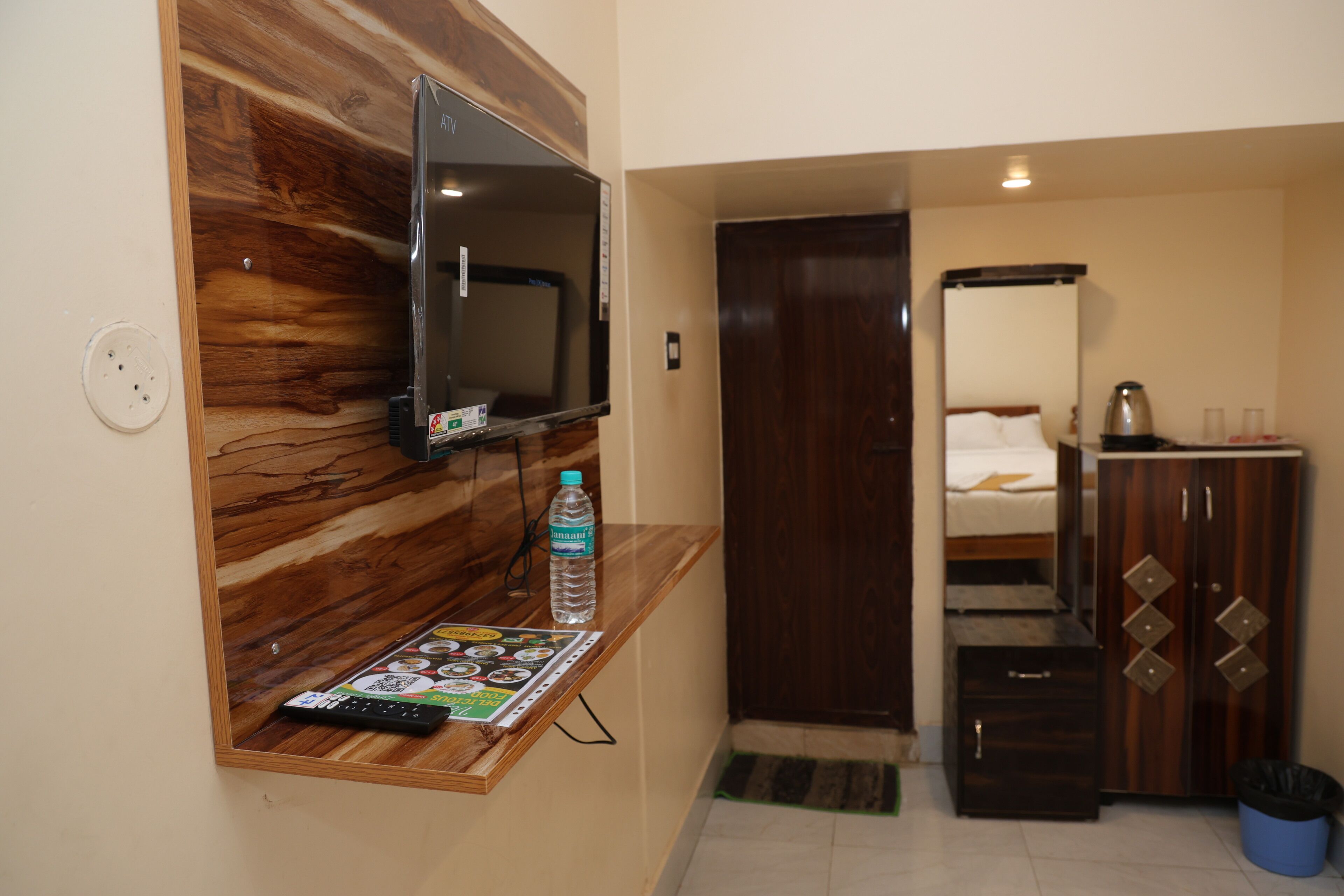 Triple Room | Egyptian cotton sheets, premium bedding, desk, free WiFi