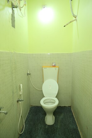 Shower, rainfall showerhead, free toiletries, towels - RKS Residency (Tiruvannamalai)