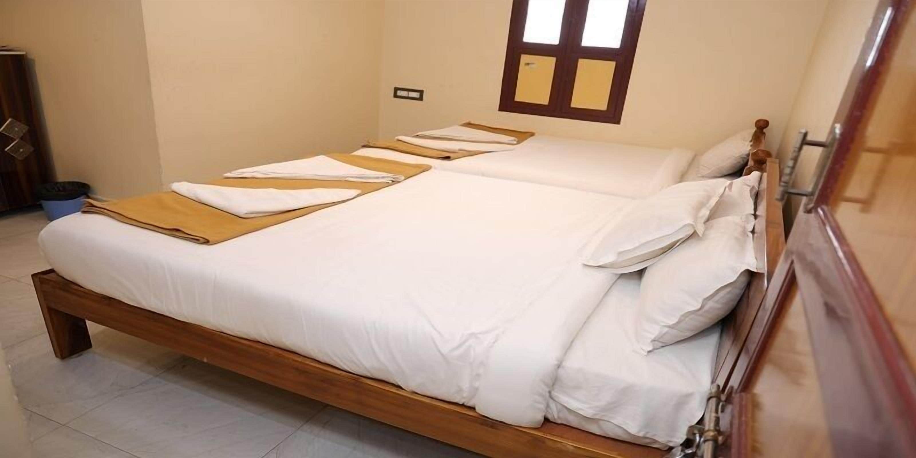 Quadruple Room | Egyptian cotton sheets, premium bedding, desk, free WiFi