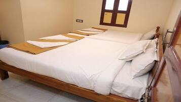 Quadruple Room | Egyptian cotton sheets, premium bedding, desk, free WiFi