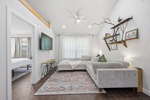 Living area - Branch Bungalow in EADO #4 2 km from FIFA Fest (Houston)
