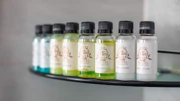 Standard Twin Room | Bathroom amenities | Free toiletries, towels, soap, shampoo