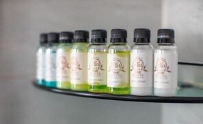 Standard-Zweibettzimmer | Badezimmerausstattung | Kostenlose Toilettenartikel, Handtücher, Seife, Shampoo