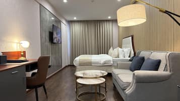 Business Room | In-room safe, desk, laptop workspace, soundproofing