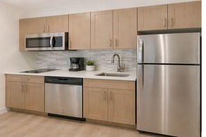Classic Room, City View | Private kitchen - Everly Hotel and suites (Toronto)