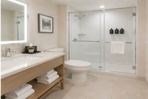 Classic Room, City View | Bathroom - Everly Hotel and suites (Toronto)