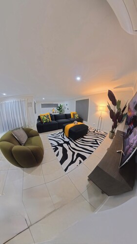 Spacious 4BR Family Haven Near Gold Coast Theme Parks