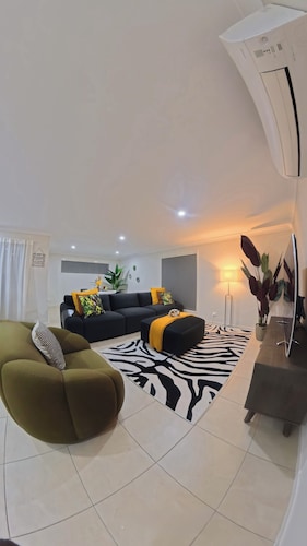 Spacious 4BR Family Haven Near Gold Coast Theme Parks