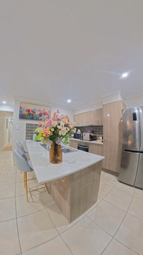Spacious 4BR Family Haven Near Gold Coast Theme Parks