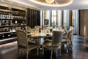 Deluxe Room | Dining - Infivilla Skyline Signature Hotel (Toronto)