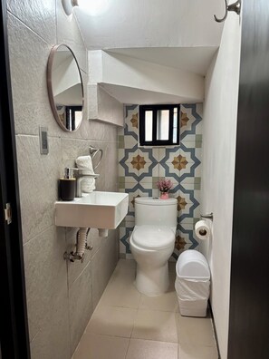 Haartrockner, Handtücher, Toilettenpapier