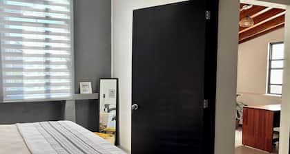 Complete house, quiet, wifi + working area, long stays