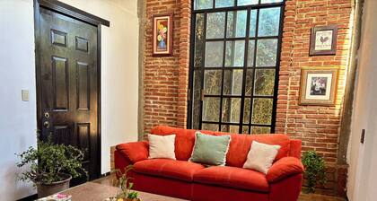 Complete house, quiet, wifi + working area, long stays