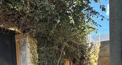 Complete house, quiet, wifi + working area, long stays