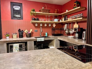 Kühlschrank, Ofen, Herdplatte, Wasserkocher mit Kaffee-/Teezubehör