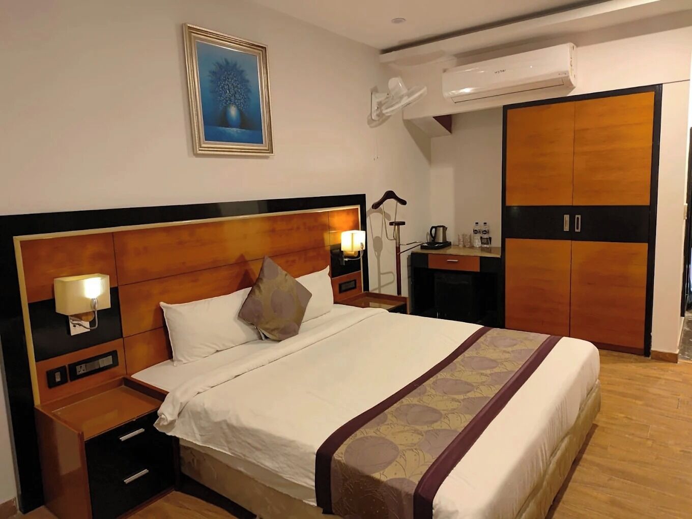 Luxury Room | Laptop workspace, free WiFi