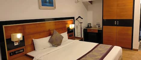 Luxury Room | Laptop workspace, free WiFi