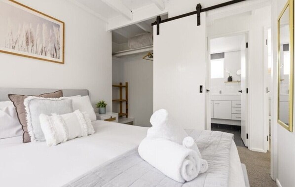 4 bedrooms, WiFi, bed sheets, wheelchair access
