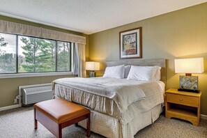Interior - Lake & Boat Slip Access! Family Condo in Greentown (Greentown)