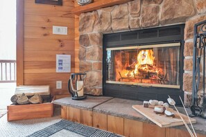 Interior - Massive Log Chalet With Hot Tub (Lakeville)