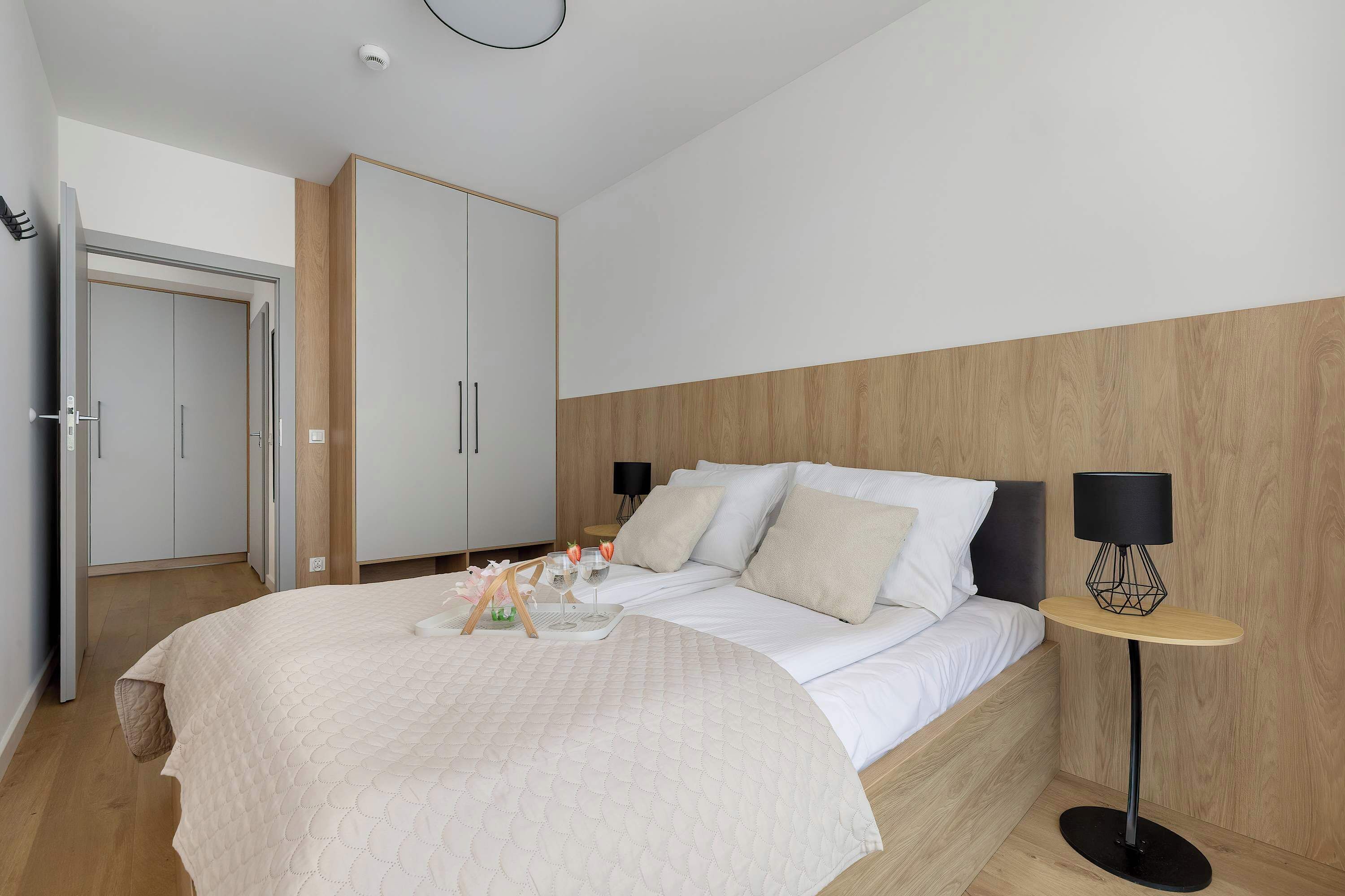 Tabla de planchar con plancha, cuna de viaje, wifi y ropa de cama