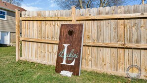 Una cerca de madera con un cartel.