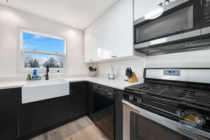 Eine moderne Küche mit Einbauherd, Backofen und Geschirrspüler.