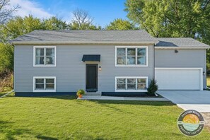 House (4 Bedrooms) | Interior - Lake Geneva Hous Family Fun With Pool Table (Lake Geneva)