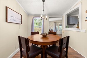 Interior - Firefly Lakehouse 3 br, 2 Bath, pet Friendly (Canyon Lake)