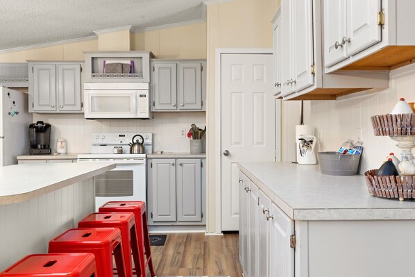 Interior - Firefly Lakehouse 3 br, 2 Bath, pet Friendly (Canyon Lake)