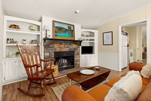 Interior - Firefly Lakehouse 3 br, 2 Bath, pet Friendly (Canyon Lake)