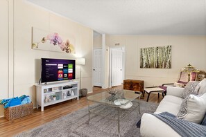 Interior - Firefly Lakehouse 3 br, 2 Bath, pet Friendly (Canyon Lake)