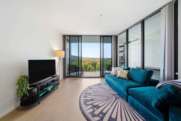 TV - Stylish 1-Bed in CBD w/ Secure Underground Parking (City)