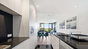 Una cocina moderna con lavavajillas Bosch, comedor con vistas y un ventanal grande.