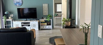 Lakeside Cottage with Spa & Pet Friendly Retreat